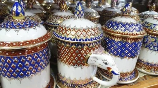 タイ王室御用達の高級磁器「ベンジャロン絵付け体験」遠足